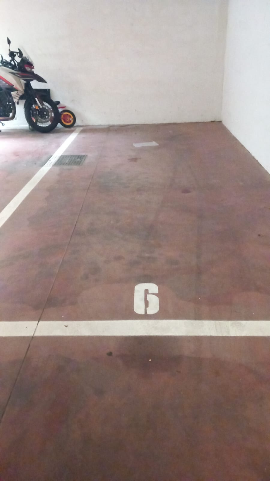 Posto auto coperto con rampa d’accesso da Largo Virgilio Brocchi n. 68, situato al piano S2 della scala C, interno 6.. Id cat. Unità Secondaria cat. C/6 foglio 853 part. 738 sub 49. Sup. mq catastali 16. Libero. Piena proprietà.