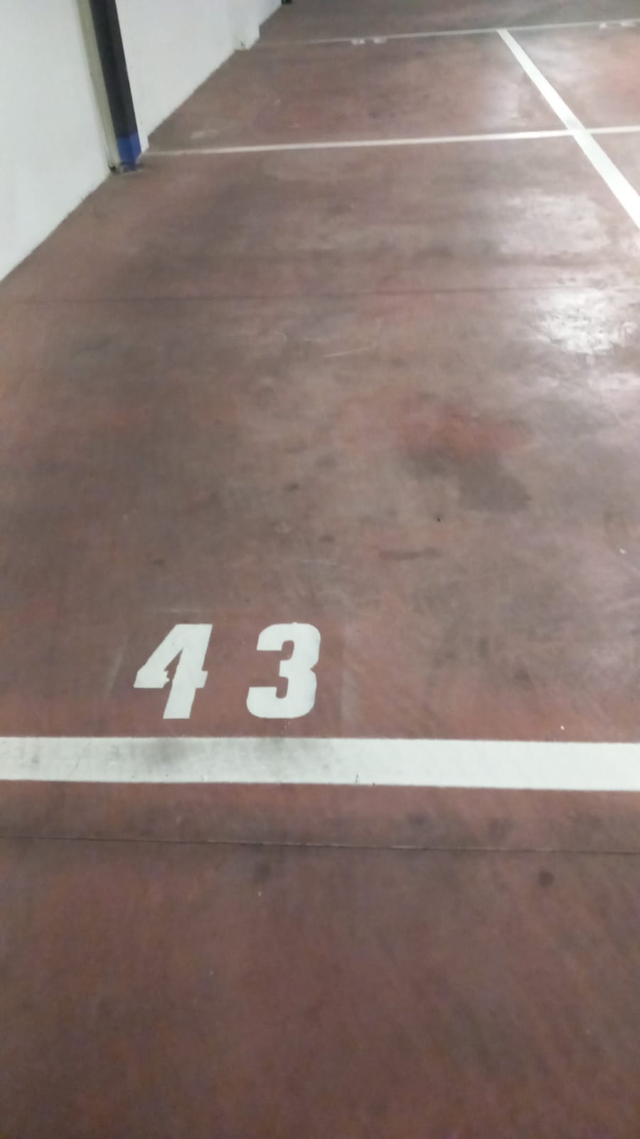 Posto auto coperto con rampa d’accesso da Largo Virgilio Brocchi n. 68, situato al piano S1 della scala B, interno 43.. Id cat. Unità Secondaria cat. C/6 foglio 853 part. 739 sub 83. Sup. mq catastali 17. Libero. Piena proprietà.