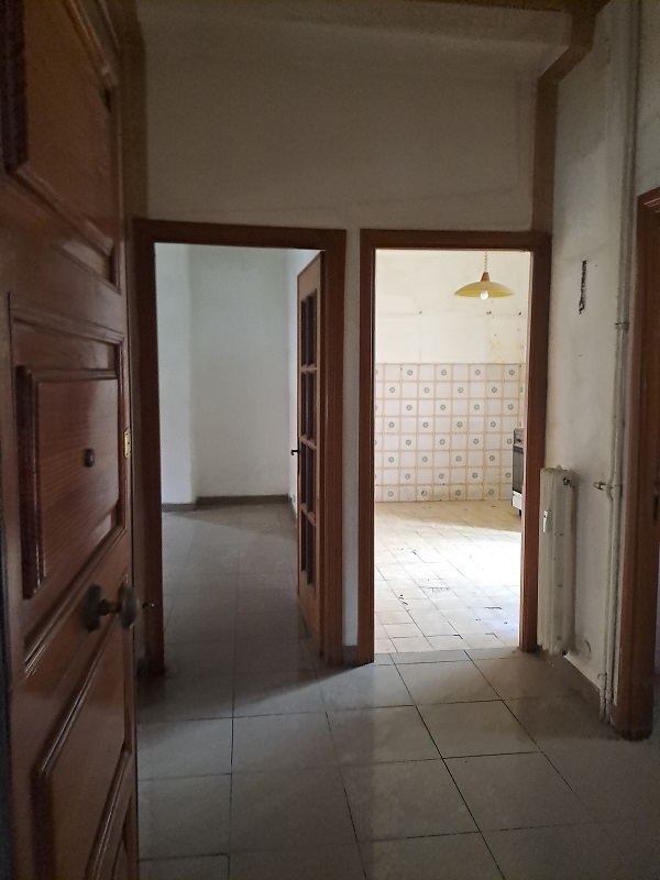 u.i. composta da 4,5 vani catastali, di altezza pari a 3,15mt, articolata in ingresso, soggiorno, cucina, due camere, un bagno, veranda, stato manutentivo normale, orientamento prevalente nordest - nordovest. Identificativi catastali [N.C.E.U.] Foglio 194 particella 156 sub 20, categoria catastale A3 cl. 2. Sup. mq (arr) consistenza ragguagliata86 mq. Stato libero; proprietà 100%