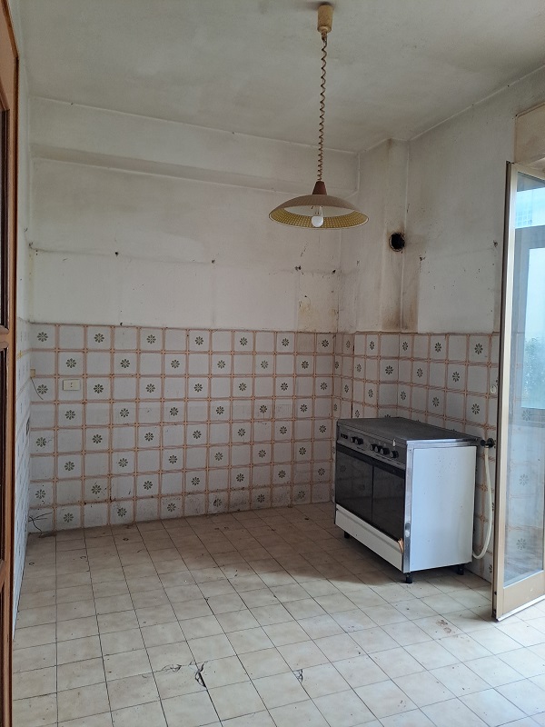 u.i. composta da 4,5 vani catastali, di altezza pari a 3,15mt, articolata in ingresso, soggiorno, cucina, due camere, un bagno, veranda, stato manutentivo normale, orientamento prevalente nordest - nordovest. Identificativi catastali [N.C.E.U.] Foglio 194 particella 156 sub 20, categoria catastale A3 cl. 2. Sup. mq (arr) consistenza ragguagliata86 mq. Stato libero; proprietà 100%