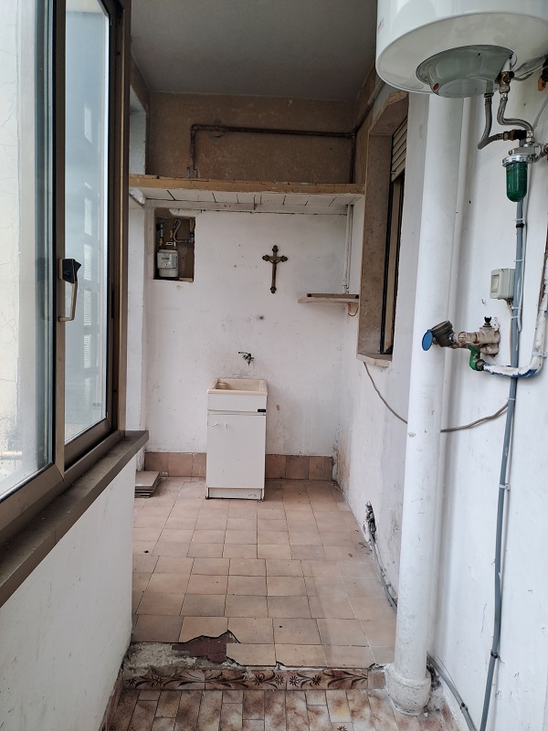 u.i. composta da 4,5 vani catastali, di altezza pari a 3,15mt, articolata in ingresso, soggiorno, cucina, due camere, un bagno, veranda, stato manutentivo normale, orientamento prevalente nordest - nordovest. Identificativi catastali [N.C.E.U.] Foglio 194 particella 156 sub 20, categoria catastale A3 cl. 2. Sup. mq (arr) consistenza ragguagliata86 mq. Stato libero; proprietà 100%