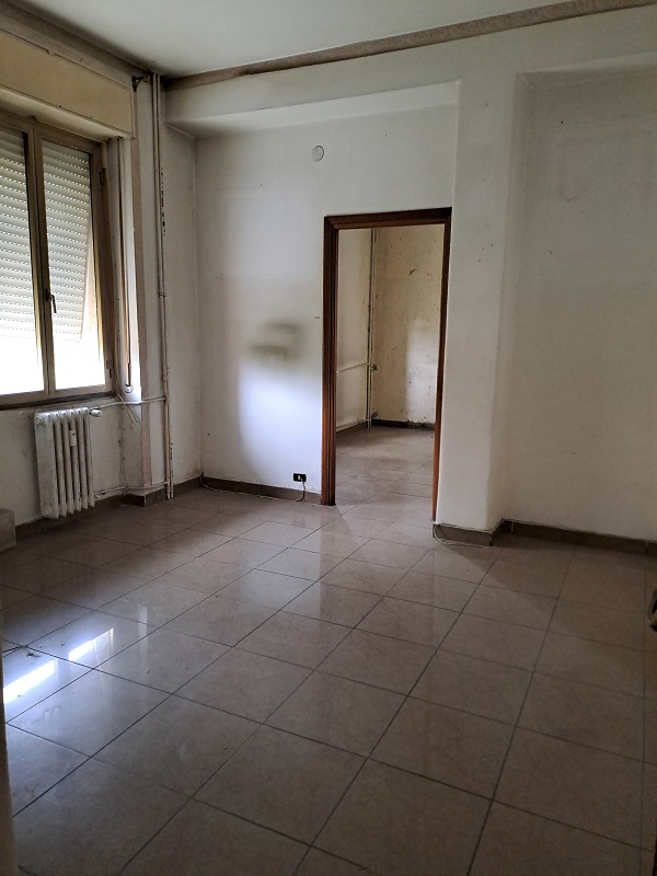 u.i. composta da 4,5 vani catastali, di altezza pari a 3,15mt, articolata in ingresso, soggiorno, cucina, due camere, un bagno, veranda, stato manutentivo normale, orientamento prevalente nordest - nordovest. Identificativi catastali [N.C.E.U.] Foglio 194 particella 156 sub 20, categoria catastale A3 cl. 2. Sup. mq (arr) consistenza ragguagliata86 mq. Stato libero; proprietà 100%