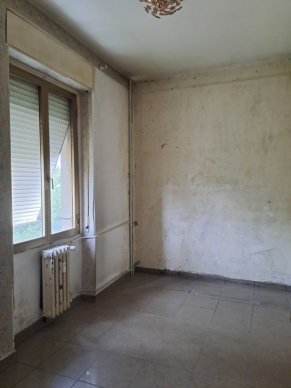 u.i. composta da 4,5 vani catastali, di altezza pari a 3,15mt, articolata in ingresso, soggiorno, cucina, due camere, un bagno, veranda, stato manutentivo normale, orientamento prevalente nordest - nordovest. Identificativi catastali [N.C.E.U.] Foglio 194 particella 156 sub 20, categoria catastale A3 cl. 2. Sup. mq (arr) consistenza ragguagliata86 mq. Stato libero; proprietà 100%