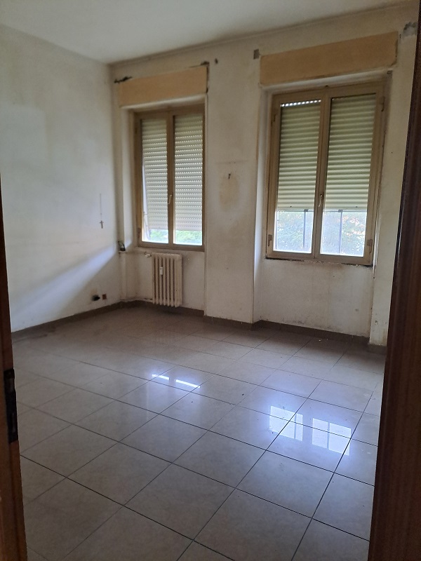 u.i. composta da 4,5 vani catastali, di altezza pari a 3,15mt, articolata in ingresso, soggiorno, cucina, due camere, un bagno, veranda, stato manutentivo normale, orientamento prevalente nordest - nordovest. Identificativi catastali [N.C.E.U.] Foglio 194 particella 156 sub 20, categoria catastale A3 cl. 2. Sup. mq (arr) consistenza ragguagliata86 mq. Stato libero; proprietà 100%