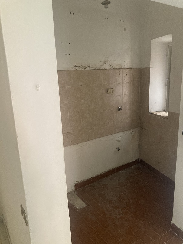APPARTAMENTO INT.2 DI 2,5 VANI SENZA ASCENSOREDati catastali [N.C.E.U.] cat.A/4, fg.484, part.213, sub.2. Sup. cat. 39 mq. Piena proprietà lotto libero.