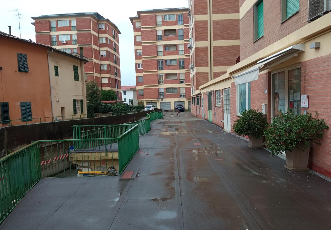 Ingresso-corridoio-disimpegno, cucina, soggiorno con terrazzo sul lato ovest, ripostiglio, bagno, tre camere e altro terrazzo sul lato sud, oltre vano ad uso soffitta posto al piano settimo raggiungibile passando per il vano scala condominiale. Posto auto coperto int. 11 in Via Antonio Vivaldi 15 localizzato al piano interrato di un più ampio fabbricato ad uso prevalentemente residenziale, con accesso mediante rampa da via Vincenzo Manfredini; il suddetto posto auto (altezza ml. 3,20) è uno spazio di forma quadrilatera aperto su due lati, a cui si accede dalla rampa attraversando un androne a comune. Unità Residenziale cat. A/3 foglio 202 part. 543 sub 43; Unità Secondaria cat. C/6 foglio 202 part. 543 sub 504. mq catastali 144 - mq catastali 21. Libero. Piena proprietà.