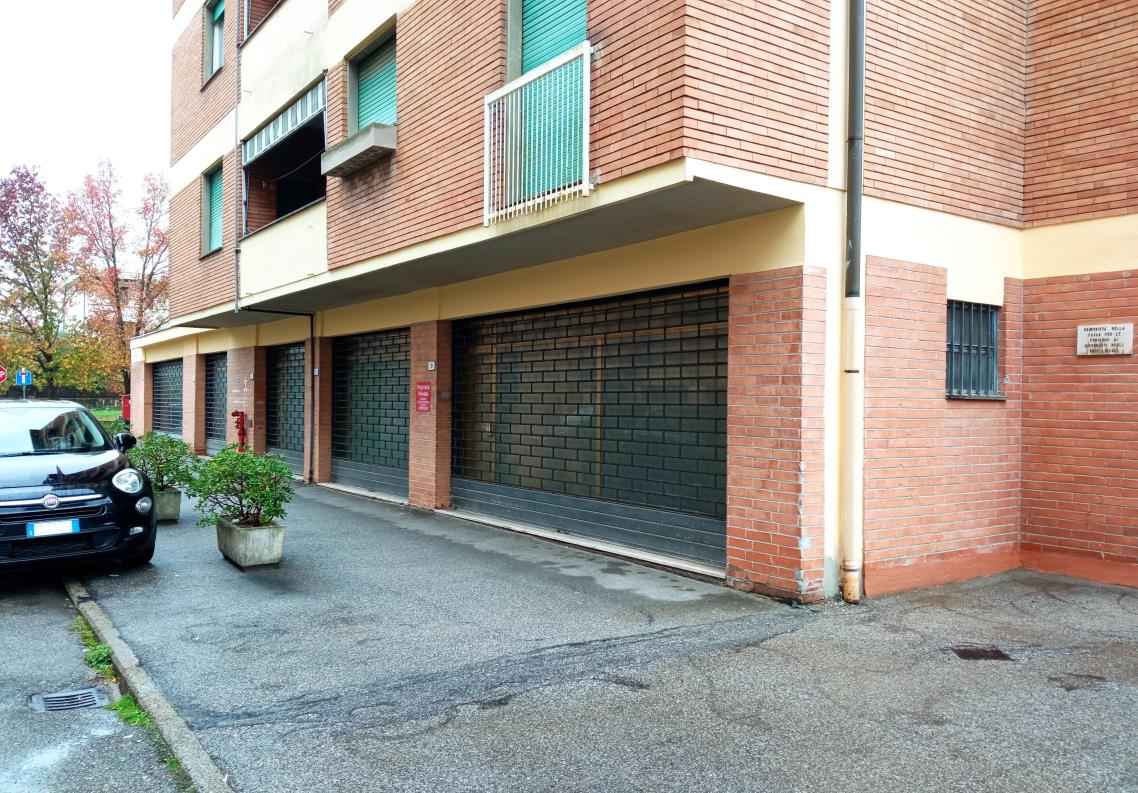 Ingresso-corridoio-disimpegno, cucina, soggiorno con terrazzo sul lato ovest, ripostiglio, bagno, tre camere e altro terrazzo sul lato sud, oltre vano ad uso soffitta posto al piano settimo raggiungibile passando per il vano scala condominiale. Posto auto coperto int. 11 in Via Antonio Vivaldi 15 localizzato al piano interrato di un più ampio fabbricato ad uso prevalentemente residenziale, con accesso mediante rampa da via Vincenzo Manfredini; il suddetto posto auto (altezza ml. 3,20) è uno spazio di forma quadrilatera aperto su due lati, a cui si accede dalla rampa attraversando un androne a comune. Unità Residenziale cat. A/3 foglio 202 part. 543 sub 43; Unità Secondaria cat. C/6 foglio 202 part. 543 sub 504. mq catastali 144 - mq catastali 21. Libero. Piena proprietà.