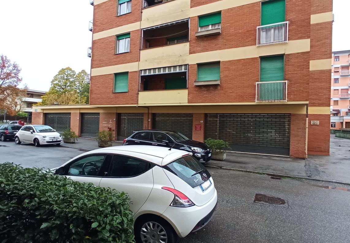 Ingresso-corridoio-disimpegno, cucina, soggiorno con terrazzo sul lato ovest, ripostiglio, bagno, tre camere e altro terrazzo sul lato sud, oltre vano ad uso soffitta posto al piano settimo raggiungibile passando per il vano scala condominiale. Posto auto coperto int. 11 in Via Antonio Vivaldi 15 localizzato al piano interrato di un più ampio fabbricato ad uso prevalentemente residenziale, con accesso mediante rampa da via Vincenzo Manfredini; il suddetto posto auto (altezza ml. 3,20) è uno spazio di forma quadrilatera aperto su due lati, a cui si accede dalla rampa attraversando un androne a comune. Unità Residenziale cat. A/3 foglio 202 part. 543 sub 43; Unità Secondaria cat. C/6 foglio 202 part. 543 sub 504. mq catastali 144 - mq catastali 21. Libero. Piena proprietà.