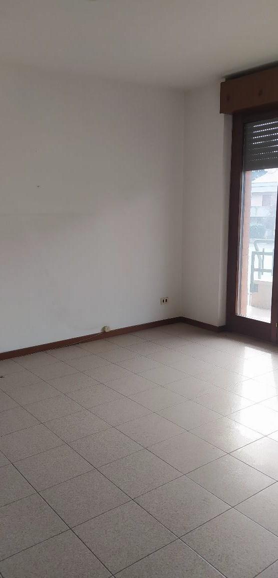 Ufficio al piano primo composto da ingresso, 2 vani, 1 servizio 1 balcone e un vano accessorio al piano terra collegato con scala interna. Box auto piano S1 via Licata 16 in autorimessa interrata condominiale. Id. cat. Unità Principale cat. A/10 foglio 202 part. 357 sub 98, Unità Secondaria cat. C/6 foglio 202 part. 357 sub 160. Sup. MQ (arr.) mq catastali 103, mq catastali 18. Libero. Piena Proprietà.