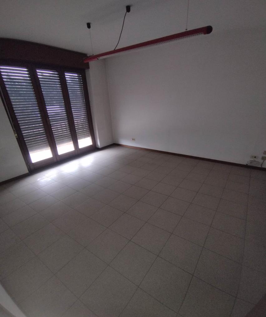 Ufficio al piano primo composto da ingresso, 2 vani, 1 servizio 1 balcone e un vano accessorio al piano terra collegato con scala interna. Box auto piano S1 via Licata 18 in autorimessa interrata condominiale. Id. cat. Unità Principale cat. A/10 foglio 202 part. 357 sub 38, Unità Secondaria cat. C/6 foglio 202 part. 357 sub 84. Sup. MQ (arr.) mq catastali 100, mq catastali 18. Libero. Piena Proprietà.