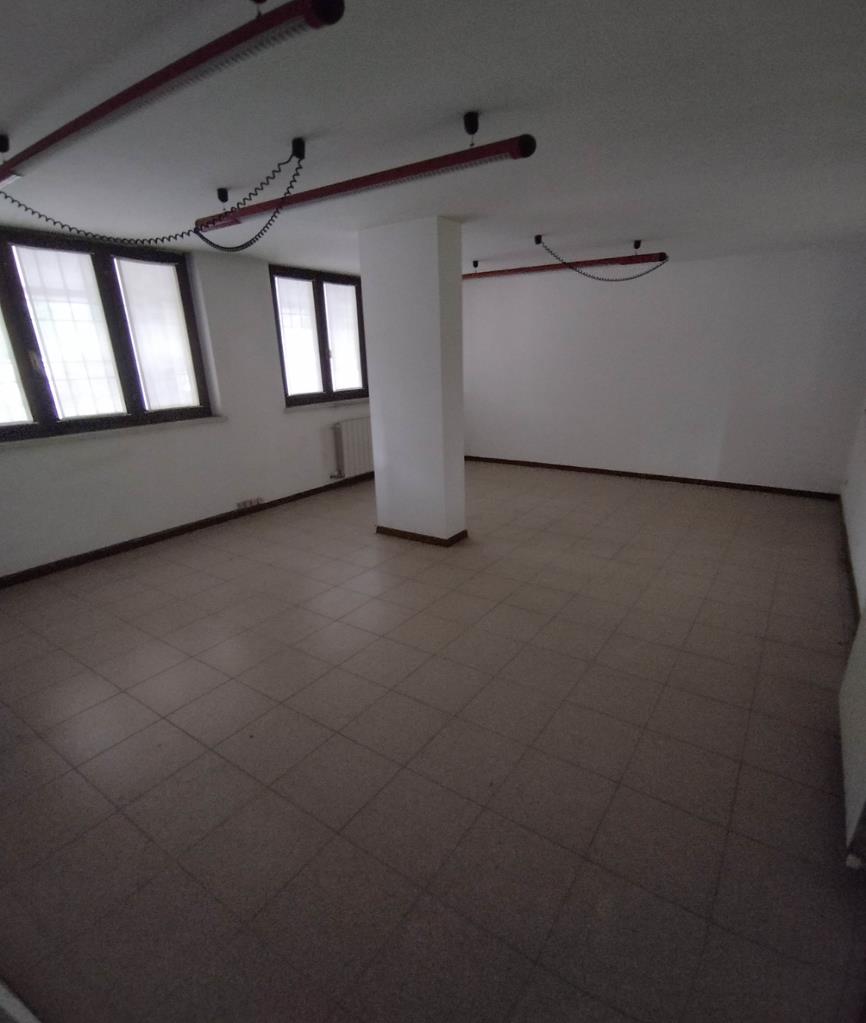 Ufficio al piano primo composto da ingresso, 2 vani, 1 servizio 1 balcone e un vano accessorio al piano terra collegato con scala interna. Box auto piano S1 via Licata 18 in autorimessa interrata condominiale. Id. cat. Unità Principale cat. A/10 foglio 202 part. 357 sub 38, Unità Secondaria cat. C/6 foglio 202 part. 357 sub 84. Sup. MQ (arr.) mq catastali 100, mq catastali 18. Libero. Piena Proprietà.