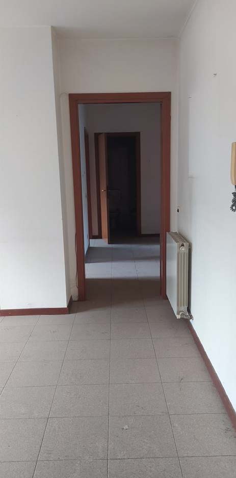 Ufficio al piano primo composto da 4 vani, disimpegno, 2 servizi, 2 balconi. Box auto piano S1 via Licata 22 in autorimessa interrata condominiale. Id. cat. Unità Principale cat. A/10 foglio 202 part. 357 sub 13, Unità Secondaria cat. C/6 foglio 202 part. 357 sub 91. Sup. MQ (arr.) mq catastali 82, mq catastali 16. Libero. Piena Proprietà.