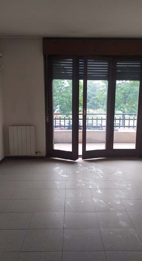 Ufficio al piano primo composto da 4 vani, disimpegno, 2 servizi, 2 balconi. Box auto piano S1 via Licata 22 in autorimessa interrata condominiale. Id. cat. Unità Principale cat. A/10 foglio 202 part. 357 sub 13, Unità Secondaria cat. C/6 foglio 202 part. 357 sub 91. Sup. MQ (arr.) mq catastali 82, mq catastali 16. Libero. Piena Proprietà.