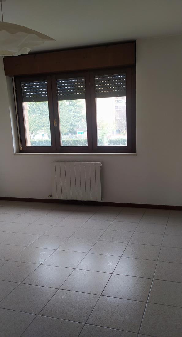 Ufficio al piano primo composto da 4 vani, disimpegno, 2 servizi, 2 balconi. Box auto piano S1 via Licata 22 in autorimessa interrata condominiale. Id. cat. Unità Principale cat. A/10 foglio 202 part. 357 sub 13, Unità Secondaria cat. C/6 foglio 202 part. 357 sub 91. Sup. MQ (arr.) mq catastali 82, mq catastali 16. Libero. Piena Proprietà.
