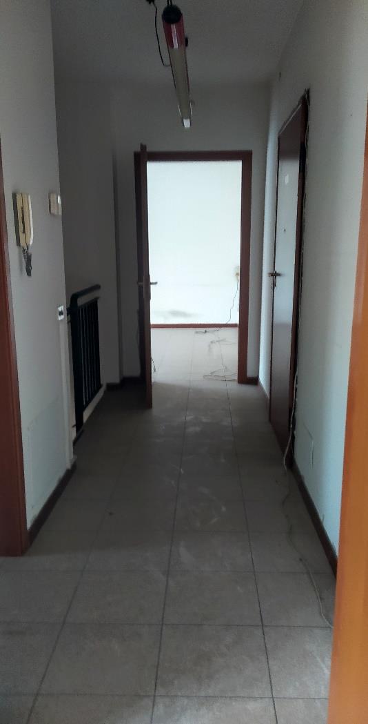 Ufficio al piano primo composto da ingresso, 2 vani, 1 servizio 1 balcone e un vano accessorio al piano terra collegato con scala interna. Box auto piano S1 via Licata 22 in autorimessa interrata condominiale. Id. cat. Unità Principale cat. A/10 foglio 202 part. 357 sub 14, Unità Secondaria cat. C/6 foglio 202 part. 357 sub 92. Sup. MQ (arr.) mq catastali 100, mq catastali 18. Libero. Piena Proprietà.