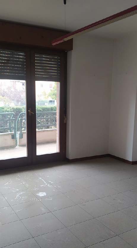 Ufficio al piano primo composto da ingresso, 2 vani, 1 servizio 1 balcone e un vano accessorio al piano terra collegato con scala interna. Box auto piano S1 via Licata 22 in autorimessa interrata condominiale. Id. cat. Unità Principale cat. A/10 foglio 202 part. 357 sub 14, Unità Secondaria cat. C/6 foglio 202 part. 357 sub 92. Sup. MQ (arr.) mq catastali 100, mq catastali 18. Libero. Piena Proprietà.