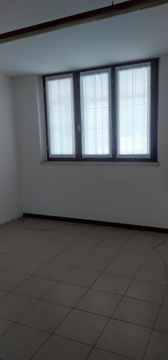 Ufficio al piano primo composto da ingresso, 2 vani, 1 servizio 1 balcone e un vano accessorio al piano terra collegato con scala interna. Box auto piano S1 via Licata 22 in autorimessa interrata condominiale. Id. cat. Unità Principale cat. A/10 foglio 202 part. 357 sub 14, Unità Secondaria cat. C/6 foglio 202 part. 357 sub 92. Sup. MQ (arr.) mq catastali 100, mq catastali 18. Libero. Piena Proprietà.