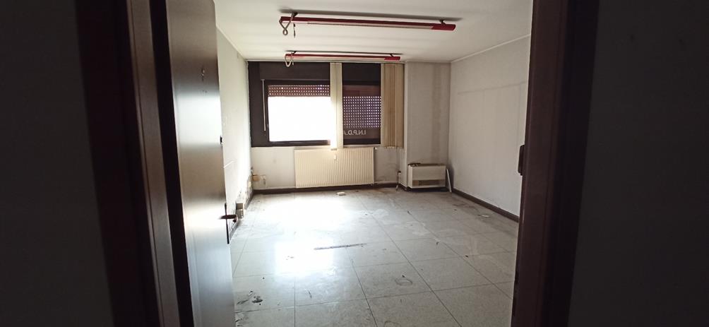Ufficio posto al piano secondo di tipo open space con servizio e piccolo ripostiglio. Box auto piano S1 via A. Palladio in autorimessa interrata condominiale. Id. cat. Unità Principale cat. A/10 foglio 255 part. 386 sub 71, Unità Secondaria cat. C/6 foglio 255 part. 386 sub 507. Sup. MQ (arr.) mq catastali 189, mq catastali 24. Libero. Piena Proprietà.