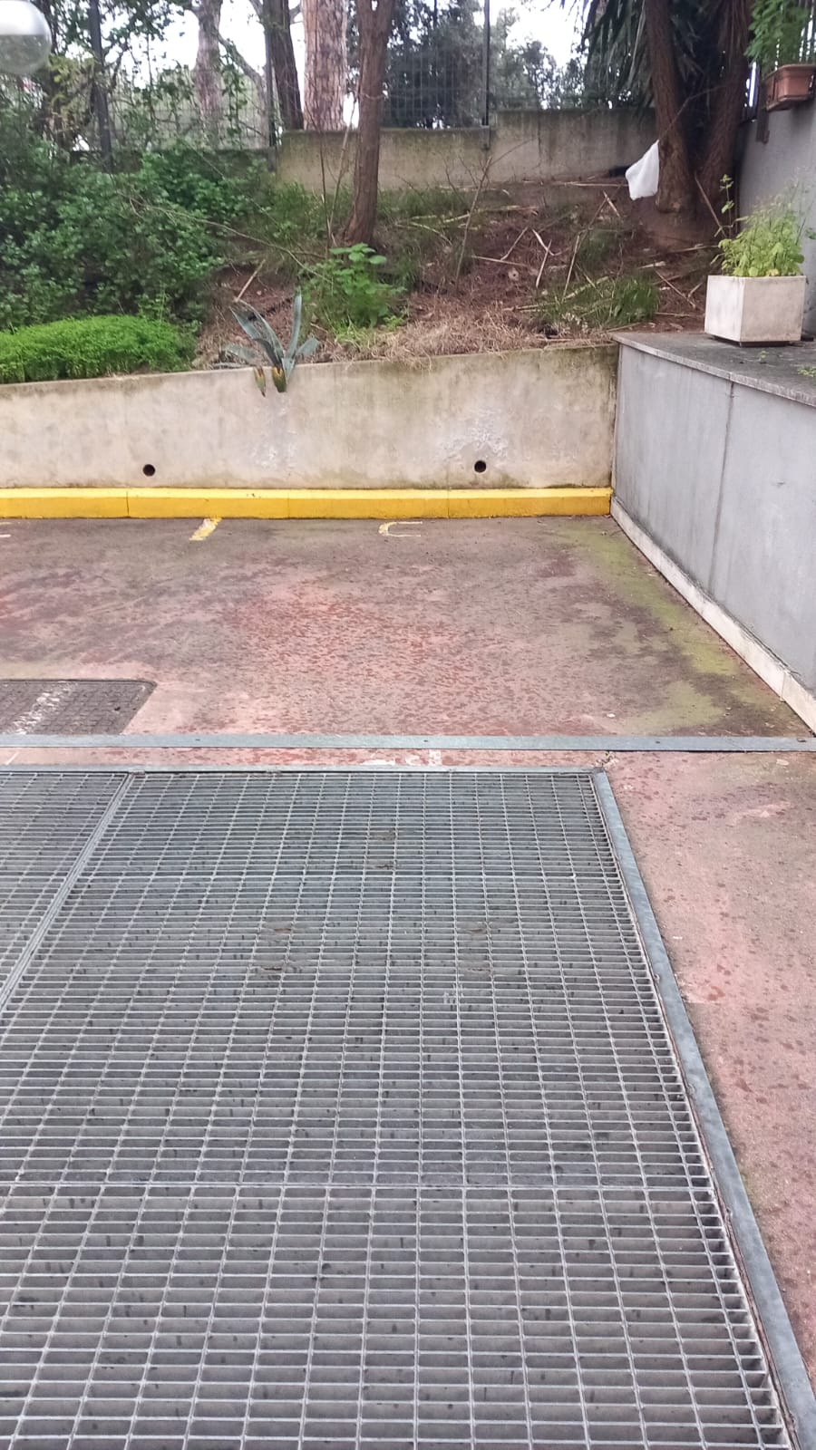 Posto auto scoperto con accesso da Largo Virgilio Brocchi n. 68, situato al piano Terra della scala C, interno 22. Id. cat. Unità Secondaria cat. C/6 foglio 853 part. 738 sub 105. Sup. mq catastali 12