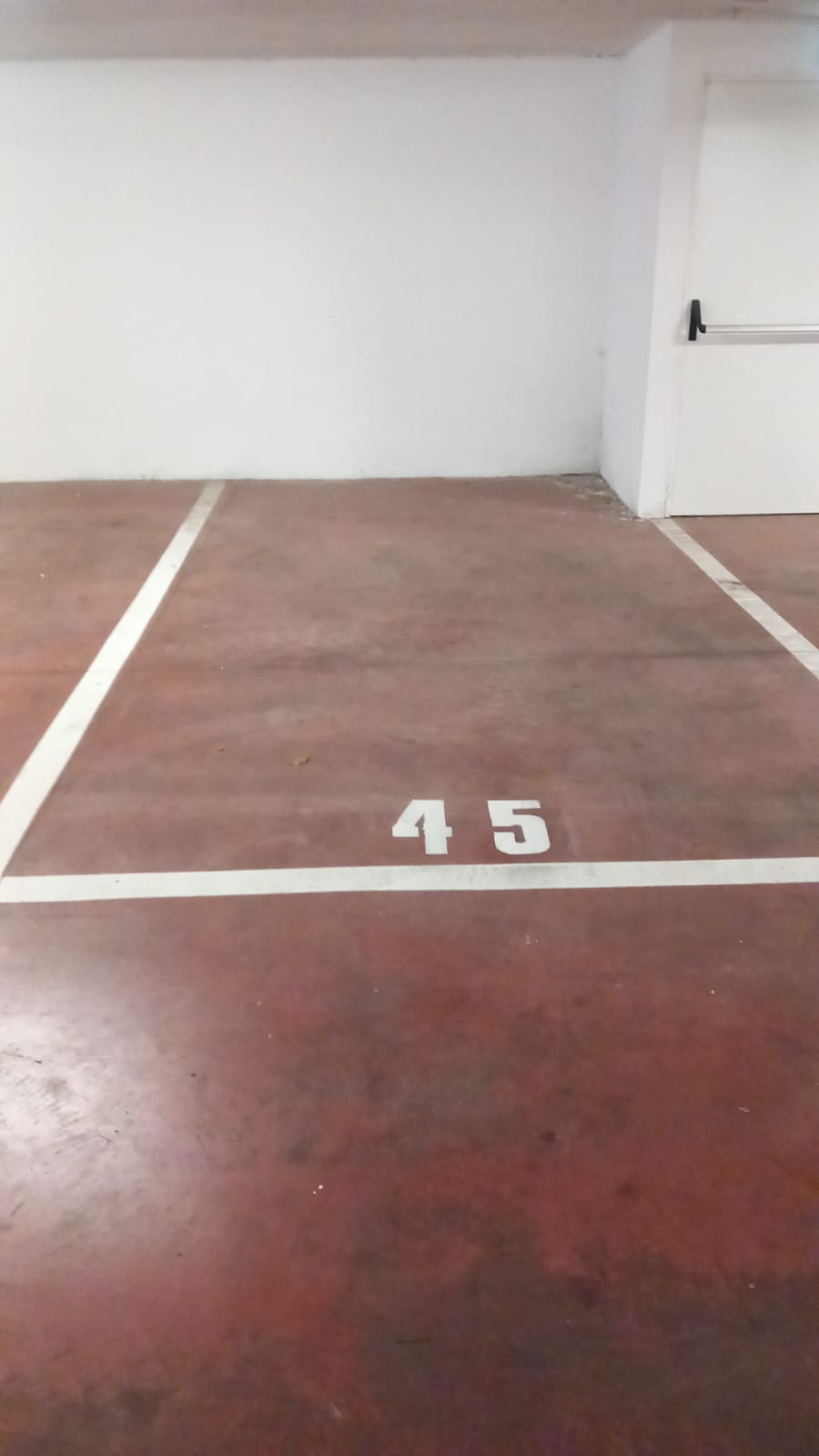 Posto auto coperto con rampa d’accesso da Largo Virgilio Brocchi n. 68, situato al piano S1 della scala B, interno 45. Id. cat. Unità Secondaria cat. C/6 foglio 853 part. 739 sub 85. Sup. mq catastali 14