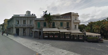 Il sub. 5 situato al piano 1° e risulta diviso in diversi ambienti con annessi servizi. L’unità in argomento risulta collegata con la precedente (sub.7) tramite una scala interna ad unica rampa di circa 1.20 mt di larghezza. Un ulteriore accesso al subalterno 5 è consentito da una porta collegata alla scala condominiale, l’accesso da via pubblica a tale corpo scala avviene dal civico n.12. In fase di sopralluogo è emersa la non corrispondenza tra le planimetrie catastali in atti e la distribuzione interna dei due cespiti uniti di fatto (come da verbale redatto in data 25/03/2025 prot. RCI 1716/2025).. ID catastali [N.C.E.U.] NCEU - Cat. A/4 - Foglio 124 – Part.lla 55 – sub 5; Cat. C/1 -Foglio 124 Part. lla 55 - sub 7. Sup. mq 173. Libero. Proprietà 1/1.