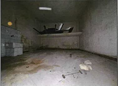Immobile ad uso box auto.Unico vano di circa 13 m2 con apertura di accesso ampia circa 3,00 mt. con saracinesca metallica avvolgibile, l’immobile, nel quale persistono alcune suppellettili risulta liberato, internamente è composto da un unico vanocon piccolo soppalco , in scadente stato manutentivo. La parte adibita a box auto e magazzini risulta sia nelle parti comuni condominiali che nella maggior parte delle unità adibite a box auto e magazzini, in uno stato di semi abbandono, con intonaci ammalorati, superfici dei solai di interpiano ammalorati con parziali crolli delle pignatte e ferri di armatura dei solai arrugginiti ed ammalorati. Id. cat. NCEU - Cat. C/6 - Foglio 88 – Part.lla 2453 – subalterno 78 interno 29