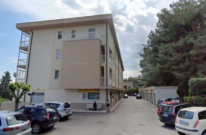 Locale a piano terra, di forma regolare, aerato ed illuminato, fornito di servizi igienici. Si accede al locale dalla vetrina posta sul lungo ballatoio retrostante, mente l'accesso principale da via Leonardo da Vinci è dotato di sola serranda e privo di vetrina. Altezza interna di circa mt 3,05 con consistenza di circa 73 mq. Il locale, realizzato da oltre 30 anni, appare essere stato poco utilizzato; le rifiniture sono essenziali e le condizioni manutentive tutto sommato accettabili sebbene con cenni di deterioramento in qualche punto specifico di pavimenti e intonaci. L'impianto elettrico, presumibilmente, non è rispondente alle norme più recenti. Id. Catastali [N.C.E.U.] Unità commerciale categoria C1 foglio 44 particella 99 sub 9. Sup. 82 mq catastali. Libero, Piena Proprietà.