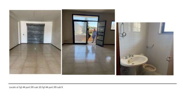 Locale a piano terra, di forma regolare, aerato ed illuminato, fornito di servizi igienici. Si accede al locale dalla vetrina posta sul lungo ballatoio retrostante, mente l'accesso principale da via Leonardo da Vinci è dotato di sola serranda e privo di vetrina. Altezza interna di circa mt 3,05 con consistenza di circa 73 mq. Il locale, realizzato da oltre 30 anni, appare essere stato poco utilizzato; le rifiniture sono essenziali e le condizioni manutentive tutto sommato accettabili sebbene con cenni di deterioramento in qualche punto specifico di pavimenti e intonaci. L'impianto elettrico, presumibilmente, non è rispondente alle norme più recenti. Id. Catastali [N.C.E.U.] Unità commerciale categoria C1 foglio 44 particella 99 sub 9. Sup. 82 mq catastali. Libero, Piena Proprietà.