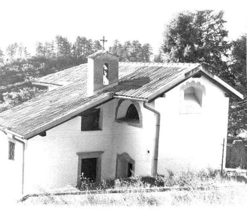 Vetusta chiesetta/cappella raggiungibile attraverso scosceso passaggio pedonale (salita Manci), si accede attraverso una ripida scalinata. Terreno completamente coltivato a bosco, perlopiù robinie e piante similari di poco pregio, presentano una giacitura in forte pendenza verso il sottostante Torrente Fersina. Terreno, circoscritto -sul lato nord- da mura di cesura, lungo la suddetta salita Manci, sottoposta anch’esse al vincolo storico – culturale. I terreni sono completamente coltivati a bosco, perlopiù robinie e piante similari di poco pregio, presentano una giacitura in forte pendenza verso il sottostante Torrente Fersina. Id. cat. Un. pr. cat. E7 fg. 47 part. 1319; BOSCO fg. 47 part. 801/2; BOSCO fg. 47 part. 802/1. Sup. 75 mq cat.; 11261 mq cat.; 4860 mq cat. Libero. Piena Proprietà