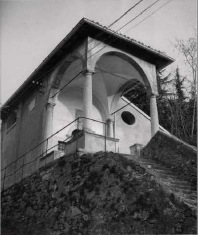 Vetusta chiesetta/cappella raggiungibile attraverso scosceso passaggio pedonale (salita Manci), si accede attraverso una ripida scalinata. Terreno completamente coltivato a bosco, perlopiù robinie e piante similari di poco pregio, presentano una giacitura in forte pendenza verso il sottostante Torrente Fersina. Terreno, circoscritto -sul lato nord- da mura di cesura, lungo la suddetta salita Manci, sottoposta anch’esse al vincolo storico – culturale. I terreni sono completamente coltivati a bosco, perlopiù robinie e piante similari di poco pregio, presentano una giacitura in forte pendenza verso il sottostante Torrente Fersina. Id. cat. Un. pr. cat. E7 fg. 47 part. 1319; BOSCO fg. 47 part. 801/2; BOSCO fg. 47 part. 802/1. Sup. 75 mq cat.; 11261 mq cat.; 4860 mq cat. Libero. Piena Proprietà