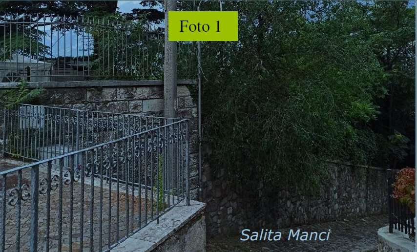Vetusta chiesetta/cappella raggiungibile attraverso scosceso passaggio pedonale (salita Manci), si accede attraverso una ripida scalinata. Terreno completamente coltivato a bosco, perlopiù robinie e piante similari di poco pregio, presentano una giacitura in forte pendenza verso il sottostante Torrente Fersina. Terreno, circoscritto -sul lato nord- da mura di cesura, lungo la suddetta salita Manci, sottoposta anch’esse al vincolo storico – culturale. I terreni sono completamente coltivati a bosco, perlopiù robinie e piante similari di poco pregio, presentano una giacitura in forte pendenza verso il sottostante Torrente Fersina. Id. cat. Un. pr. cat. E7 fg. 47 part. 1319; BOSCO fg. 47 part. 801/2; BOSCO fg. 47 part. 802/1. Sup. 75 mq cat.; 11261 mq cat.; 4860 mq cat. Libero. Piena Proprietà