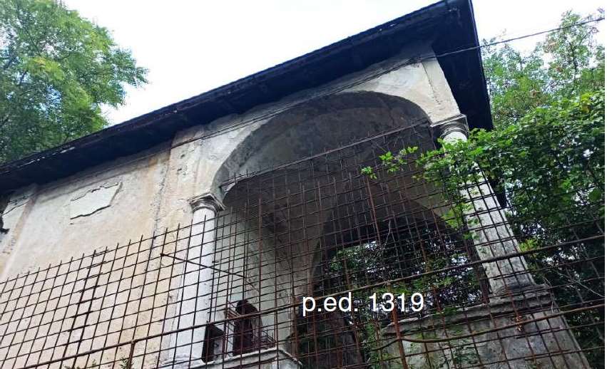 Vetusta chiesetta/cappella raggiungibile attraverso scosceso passaggio pedonale (salita Manci), si accede attraverso una ripida scalinata. Terreno completamente coltivato a bosco, perlopiù robinie e piante similari di poco pregio, presentano una giacitura in forte pendenza verso il sottostante Torrente Fersina. Terreno, circoscritto -sul lato nord- da mura di cesura, lungo la suddetta salita Manci, sottoposta anch’esse al vincolo storico – culturale. I terreni sono completamente coltivati a bosco, perlopiù robinie e piante similari di poco pregio, presentano una giacitura in forte pendenza verso il sottostante Torrente Fersina. Id. cat. Un. pr. cat. E7 fg. 47 part. 1319; BOSCO fg. 47 part. 801/2; BOSCO fg. 47 part. 802/1. Sup. 75 mq cat.; 11261 mq cat.; 4860 mq cat. Libero. Piena Proprietà