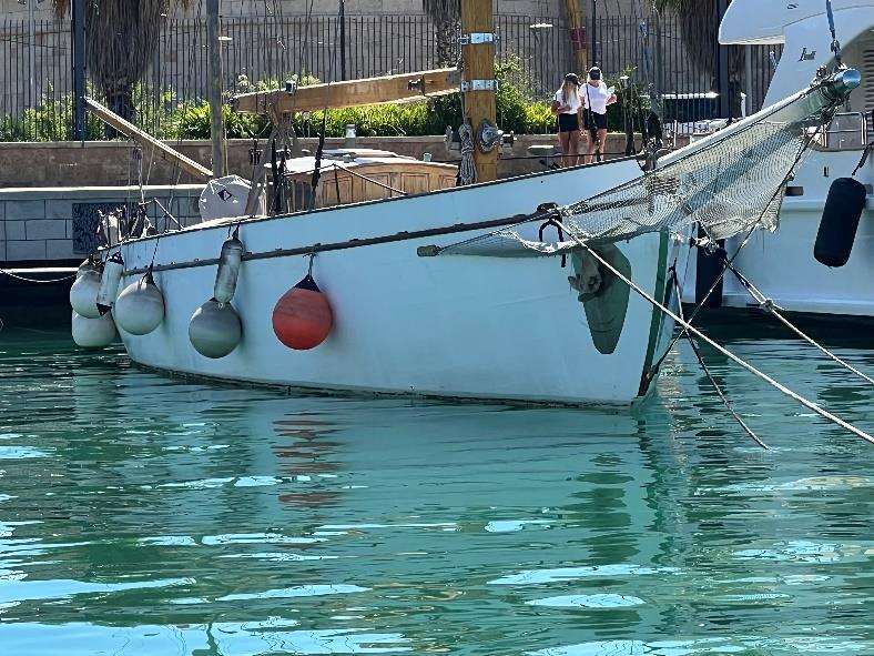 Imbarcazione denominata Konigin II Modello: Yawl d’epoca Henry Rasmussen iscrizione N. : VG 3331 D, Tipo Imbarcazione Unità da diporto a vela con motore ausiliario Cantiere/Modello Abeking & Rasmussen su progetto Rasmussen Bandiera Italiana Hin/Cin Non CE Iscrizione N. VG 3331 D Licenza N. Non visionata Rilasciata da Non noto Annotazioni di sicurezza Non Noto N. Trasportati Max Non Noto Lunghezza 22.10 Dislocamento 35.00 t Documentazione Visionata: Documenti non visionati -Dotazioni di sicurezza: scadute Nome Imbarcazione Konigin II Tipo Imbarcazione Unità da diporto a vela con motore ausiliario Cantiere/Modello Abeking & Rasmussen su progetto Rasmussen