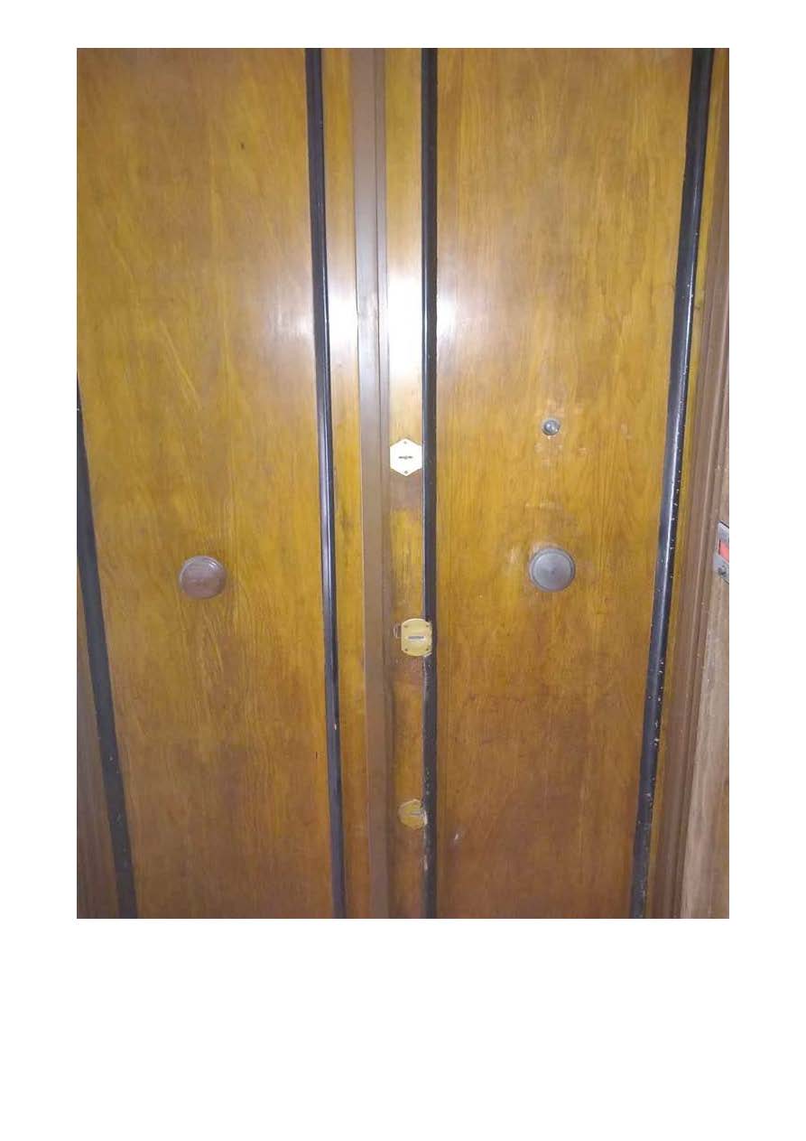 Appartamento al piano quarto composto da 5,5 vani catastali. Id. cat. Unità Residenziale cat. A/2 foglio 534 part. 65 sub 9. Sup. mq catastali 82. Libero. Piena proprietà.