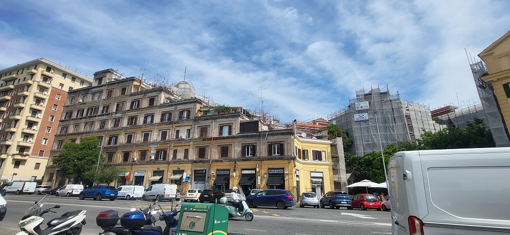 APPARTAMENTO INT.15 DI 5 VANI CON ASCENSORE. Dati catastali [N.C.E.U.] cat. A/4, fg. 589, part. 75, sub. 530. Sup. cat. 95. CANTINA N.14 DI 10 MQ CATASTALIDati catastali [N.C.E.U.] cat. C/2, fg. 589, part. 75, sub. 531. Sup. cat. 10. Piena proprietà lotto libero.