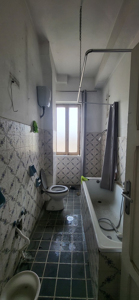 APPARTAMENTO INT.15 DI 5 VANI CON ASCENSORE. Dati catastali [N.C.E.U.] cat. A/4, fg. 589, part. 75, sub. 530. Sup. cat. 95. CANTINA N.14 DI 10 MQ CATASTALIDati catastali [N.C.E.U.] cat. C/2, fg. 589, part. 75, sub. 531. Sup. cat. 10. Piena proprietà lotto libero.