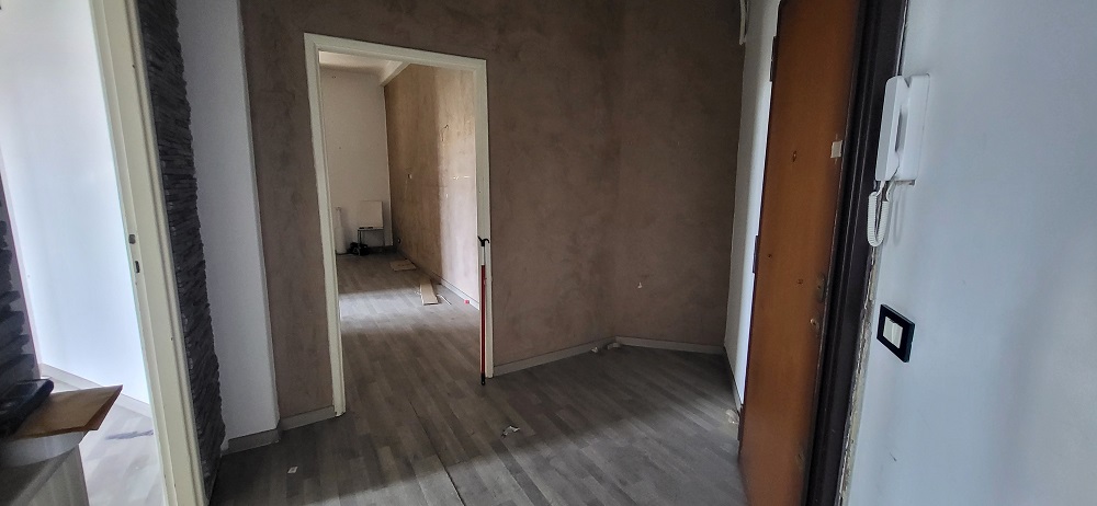 APPARTAMENTO INT.15 DI 5 VANI CON ASCENSORE. Dati catastali [N.C.E.U.] cat. A/4, fg. 589, part. 75, sub. 530. Sup. cat. 95. CANTINA N.14 DI 10 MQ CATASTALIDati catastali [N.C.E.U.] cat. C/2, fg. 589, part. 75, sub. 531. Sup. cat. 10. Piena proprietà lotto libero.