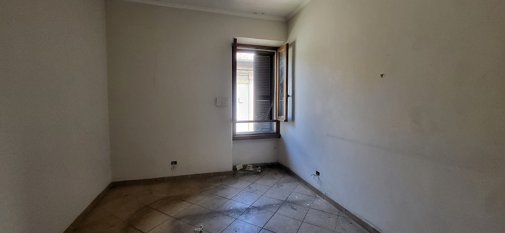 APPARTAMENTO INT.6 DI 2,5 VANI SENZA ASCENSORE. Dati catastali [N.C.E.U.] cat. A/2, fg. 519, part. 274, sub. 6. Sup. cat. 39. Piena proprietà lotto libero.
