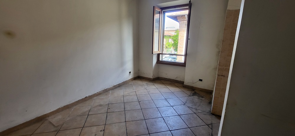 APPARTAMENTO INT.6 DI 2,5 VANI SENZA ASCENSORE. Dati catastali [N.C.E.U.] cat. A/2, fg. 519, part. 274, sub. 6. Sup. cat. 39. Piena proprietà lotto libero.