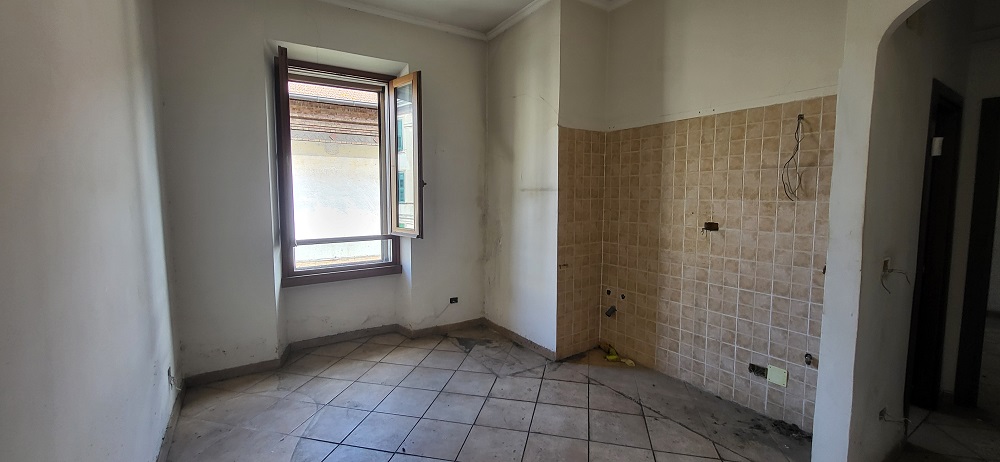 APPARTAMENTO INT.6 DI 2,5 VANI SENZA ASCENSORE. Dati catastali [N.C.E.U.] cat. A/2, fg. 519, part. 274, sub. 6. Sup. cat. 39. Piena proprietà lotto libero.