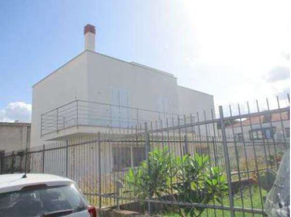 Villa unifamiliare con due livelli fuori terra ed uno entro terra, con area di pertinenza esclusiva di mq 602,15; edificata con regolare titolo edilizio C.E. n. 174/2010. Sono presenti alcune tracce di umidità di risalita su muri perimetrali interni ed esterni; stato di manutenzione è buono. Difformità edilizie non sanabili, da ripristinare all'ultimo titolo edilizio assentito. Si rinvia alla perizia per i costi. Balconi: Pt mq 7,50; P1 mq 25; terrazzo: P2 mq 85. intercapedine: PS1 mq 65. Id cat. FG. 29 part. 3051, Categ. A/7 consistenza 14,5 vani r.c. € 1.273,07 (ex part. 2849). FG. 29 part. 2855, terreno qualità limoneto, classe 3 superficie c.a. 58 r.d. € 10,57 e r.a. € 0,78 (corte di pertinenza). Sup mq (arr.) 313. LIBERO. Quota indivisa 50% Erario. Vendita qt. integrale: Proprietà 1/1