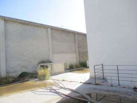 Villa unifamiliare con due livelli fuori terra ed uno entro terra, con area di pertinenza esclusiva di mq 602,15; edificata con regolare titolo edilizio C.E. n. 174/2010. Sono presenti alcune tracce di umidità di risalita su muri perimetrali interni ed esterni; stato di manutenzione è buono. Difformità edilizie non sanabili, da ripristinare all'ultimo titolo edilizio assentito. Si rinvia alla perizia per i costi. Balconi: Pt mq 7,50; P1 mq 25; terrazzo: P2 mq 85. intercapedine: PS1 mq 65. Id cat. FG. 29 part. 3051, Categ. A/7 consistenza 14,5 vani r.c. € 1.273,07 (ex part. 2849). FG. 29 part. 2855, terreno qualità limoneto, classe 3 superficie c.a. 58 r.d. € 10,57 e r.a. € 0,78 (corte di pertinenza). Sup mq (arr.) 313. LIBERO. Quota indivisa 50% Erario. Vendita qt. integrale: Proprietà 1/1