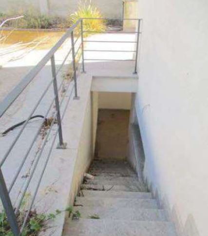 Villa unifamiliare con due livelli fuori terra ed uno entro terra, con area di pertinenza esclusiva di mq 602,15; edificata con regolare titolo edilizio C.E. n. 174/2010. Sono presenti alcune tracce di umidità di risalita su muri perimetrali interni ed esterni; stato di manutenzione è buono. Difformità edilizie non sanabili, da ripristinare all'ultimo titolo edilizio assentito. Si rinvia alla perizia per i costi. Balconi: Pt mq 7,50; P1 mq 25; terrazzo: P2 mq 85. intercapedine: PS1 mq 65. Id cat. FG. 29 part. 3051, Categ. A/7 consistenza 14,5 vani r.c. € 1.273,07 (ex part. 2849). FG. 29 part. 2855, terreno qualità limoneto, classe 3 superficie c.a. 58 r.d. € 10,57 e r.a. € 0,78 (corte di pertinenza). Sup mq (arr.) 313. LIBERO. Quota indivisa 50% Erario. Vendita qt. integrale: Proprietà 1/1