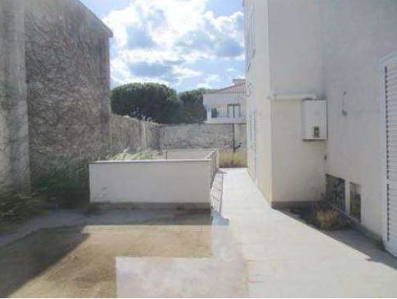 Villa unifamiliare con due livelli fuori terra ed uno entro terra, con area di pertinenza esclusiva di mq 602,15; edificata con regolare titolo edilizio C.E. n. 174/2010. Sono presenti alcune tracce di umidità di risalita su muri perimetrali interni ed esterni; stato di manutenzione è buono. Difformità edilizie non sanabili, da ripristinare all'ultimo titolo edilizio assentito. Si rinvia alla perizia per i costi. Balconi: Pt mq 7,50; P1 mq 25; terrazzo: P2 mq 85. intercapedine: PS1 mq 65. Id cat. FG. 29 part. 3051, Categ. A/7 consistenza 14,5 vani r.c. € 1.273,07 (ex part. 2849). FG. 29 part. 2855, terreno qualità limoneto, classe 3 superficie c.a. 58 r.d. € 10,57 e r.a. € 0,78 (corte di pertinenza). Sup mq (arr.) 313. LIBERO. Quota indivisa 50% Erario. Vendita qt. integrale: Proprietà 1/1