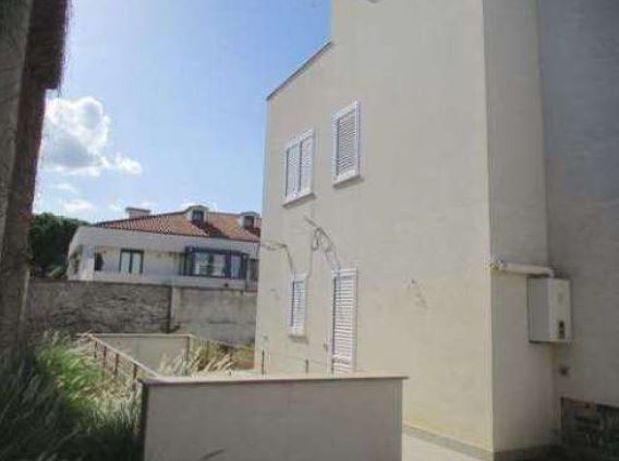 Villa unifamiliare con due livelli fuori terra ed uno entro terra, con area di pertinenza esclusiva di mq 602,15; edificata con regolare titolo edilizio C.E. n. 174/2010. Sono presenti alcune tracce di umidità di risalita su muri perimetrali interni ed esterni; stato di manutenzione è buono. Difformità edilizie non sanabili, da ripristinare all'ultimo titolo edilizio assentito. Si rinvia alla perizia per i costi. Balconi: Pt mq 7,50; P1 mq 25; terrazzo: P2 mq 85. intercapedine: PS1 mq 65. Id cat. FG. 29 part. 3051, Categ. A/7 consistenza 14,5 vani r.c. € 1.273,07 (ex part. 2849). FG. 29 part. 2855, terreno qualità limoneto, classe 3 superficie c.a. 58 r.d. € 10,57 e r.a. € 0,78 (corte di pertinenza). Sup mq (arr.) 313. LIBERO. Quota indivisa 50% Erario. Vendita qt. integrale: Proprietà 1/1