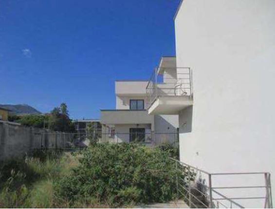 Villa unifamiliare con due livelli fuori terra ed uno entro terra, con area di pertinenza esclusiva di mq 602,15; edificata con regolare titolo edilizio C.E. n. 174/2010. Sono presenti alcune tracce di umidità di risalita su muri perimetrali interni ed esterni; stato di manutenzione è buono. Difformità edilizie non sanabili, da ripristinare all'ultimo titolo edilizio assentito. Si rinvia alla perizia per i costi. Balconi: Pt mq 7,50; P1 mq 25; terrazzo: P2 mq 85. intercapedine: PS1 mq 65. Id cat. FG. 29 part. 3051, Categ. A/7 consistenza 14,5 vani r.c. € 1.273,07 (ex part. 2849). FG. 29 part. 2855, terreno qualità limoneto, classe 3 superficie c.a. 58 r.d. € 10,57 e r.a. € 0,78 (corte di pertinenza). Sup mq (arr.) 313. LIBERO. Quota indivisa 50% Erario. Vendita qt. integrale: Proprietà 1/1