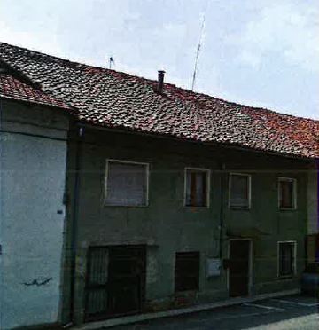 Immobile e relative pertinenze, ad uso abitativo con due piani fuori terra oltre un piano parziale interrato, suddiviso in due unità immobiliari. Id cat. FG. 2 part. 214, sub 103 cat. A/4 classe 1, consistenza 9 vani r.c. € 311,42 abitazione composta da cucina, locale di sgombero, disimpegno al piano terreno, cinque camere e due locali sottotetto al primo piano. FG. 2 part. 214, sub 104 cat. C/2 classe 1, consistenza 92 mq r.c. € 114,03 quattro locali mgazzino al piano terra e una cantina al piano interrato. FG. 2 part. 214, sub 105 cat. C/7 classe U, consistenza 72 mq r.c. € 59,50 tettoia aperta in area cortilizia. FG. 2 part. 214, sub 106 BENE COMUNE NON CENSIBILE (area cortilizia). Sup mq (arr.) 260 - 105 - 78 - n.c.. LIBERO. Proprietà 1/1