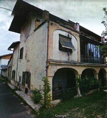 Immobile e relative pertinenze, ad uso abitativo con due piani fuori terra oltre un piano parziale interrato, suddiviso in due unità immobiliari. Id cat. FG. 2 part. 214, sub 103 cat. A/4 classe 1, consistenza 9 vani r.c. € 311,42 abitazione composta da cucina, locale di sgombero, disimpegno al piano terreno, cinque camere e due locali sottotetto al primo piano. FG. 2 part. 214, sub 104 cat. C/2 classe 1, consistenza 92 mq r.c. € 114,03 quattro locali mgazzino al piano terra e una cantina al piano interrato. FG. 2 part. 214, sub 105 cat. C/7 classe U, consistenza 72 mq r.c. € 59,50 tettoia aperta in area cortilizia. FG. 2 part. 214, sub 106 BENE COMUNE NON CENSIBILE (area cortilizia). Sup mq (arr.) 260 - 105 - 78 - n.c.. LIBERO. Proprietà 1/1