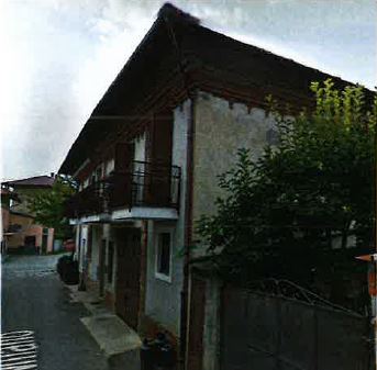Immobile e relative pertinenze, ad uso abitativo con due piani fuori terra oltre un piano parziale interrato, suddiviso in due unità immobiliari. Id cat. FG. 2 part. 214, sub 103 cat. A/4 classe 1, consistenza 9 vani r.c. € 311,42 abitazione composta da cucina, locale di sgombero, disimpegno al piano terreno, cinque camere e due locali sottotetto al primo piano. FG. 2 part. 214, sub 104 cat. C/2 classe 1, consistenza 92 mq r.c. € 114,03 quattro locali mgazzino al piano terra e una cantina al piano interrato. FG. 2 part. 214, sub 105 cat. C/7 classe U, consistenza 72 mq r.c. € 59,50 tettoia aperta in area cortilizia. FG. 2 part. 214, sub 106 BENE COMUNE NON CENSIBILE (area cortilizia). Sup mq (arr.) 260 - 105 - 78 - n.c.. LIBERO. Proprietà 1/1