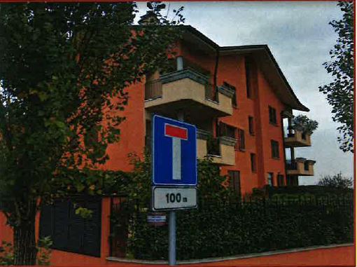 Trattasi di locale ad uso box auto, doppio in larghezza, dotato di due aperture e posto al piano interrato con accesso da passo carraio al civico 8 di Via Don Carlo Rizzi. Id cat. FG. 2 PARTICELLA 241, sez. B, SUB 64 , CAT. C/6 classe 4, consistenza 39 mq, sup. catast. 40 mq. Sup mq (arr.) 40. LIBERO. Proprietà 1/1